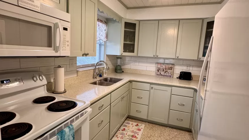 Kitchen (Apt 1)
