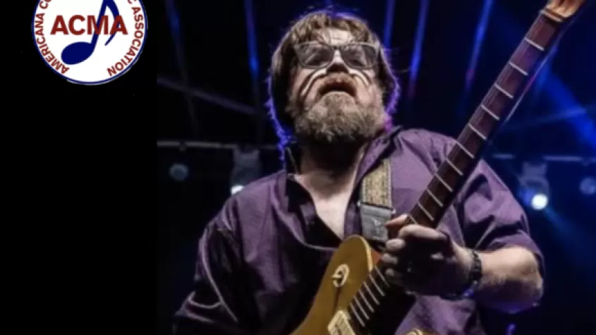 Damon Fowler playing guitar